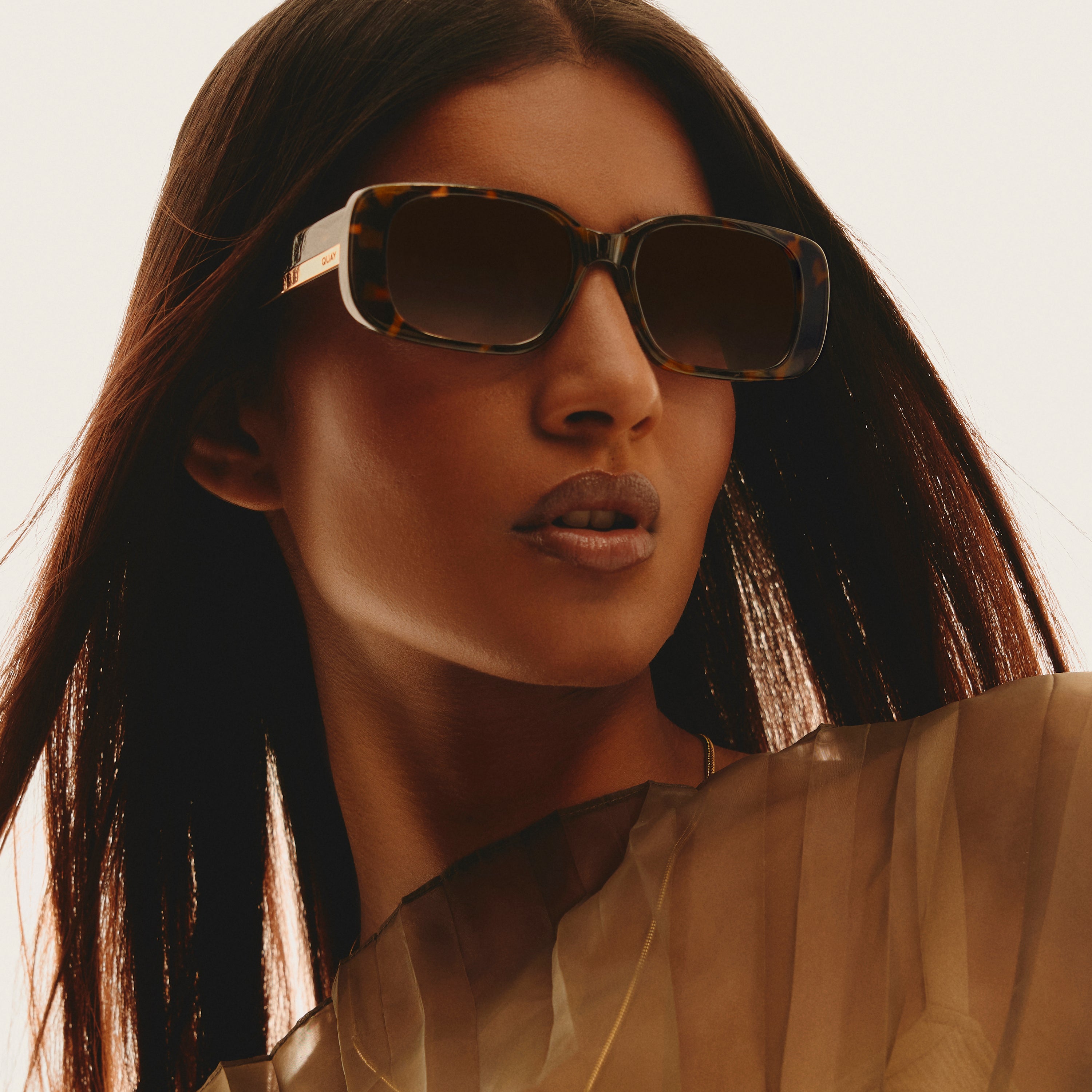 Quay Karma Sunglasses QUAY Karma Sunglasses - Black/Smoke – PRESENCE Paris main image 4