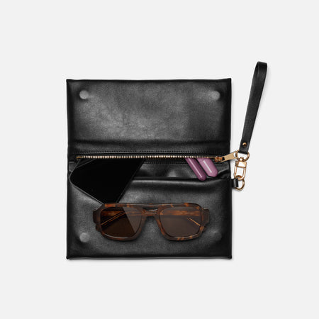 WRISTLET SOFT CASE model shot